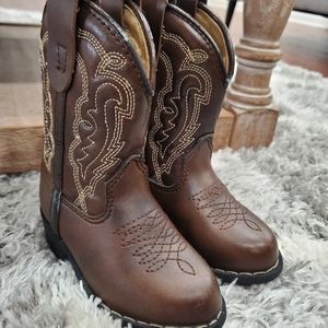 Little cow boy boots  6 wide